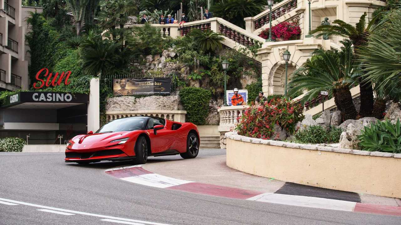 Charles Leclerc batte il GP di Monaco in una Ferrari SF90 Stradale