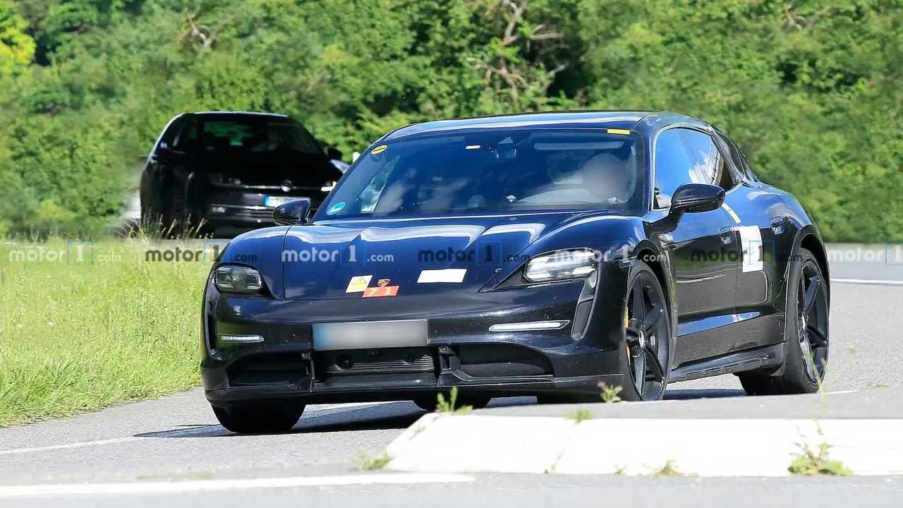 Nuova Porsche Taycan Cross Turismo Spy Foto