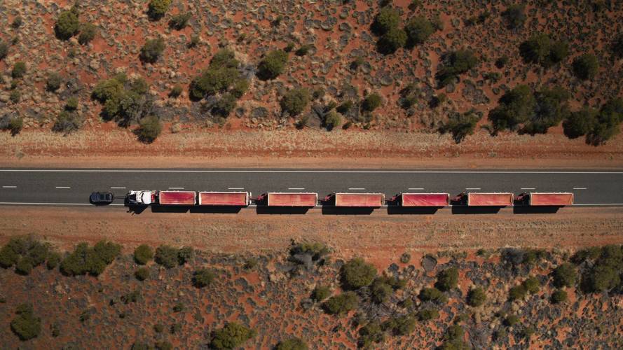 Land Rover Discovery tows land train across the Outback
