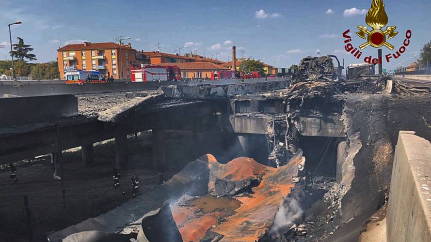 Esplosione A24: le immagini dell'incendio a Bologna