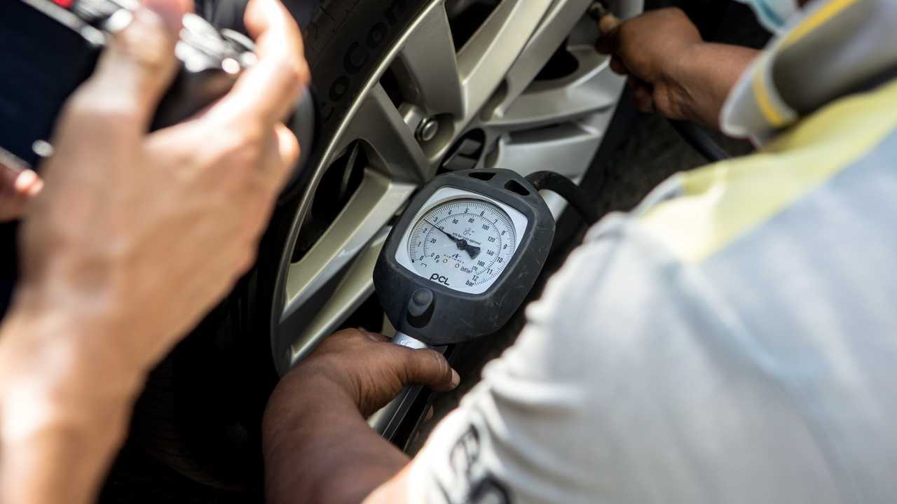 Come si guida un'auto ibrida full
