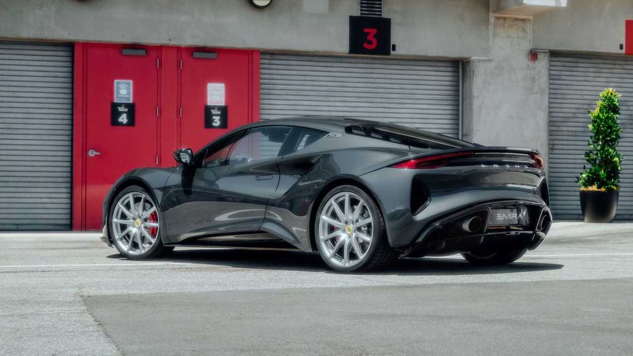 La Lotus Emira guidata a Laguna Seca da Jenson Button