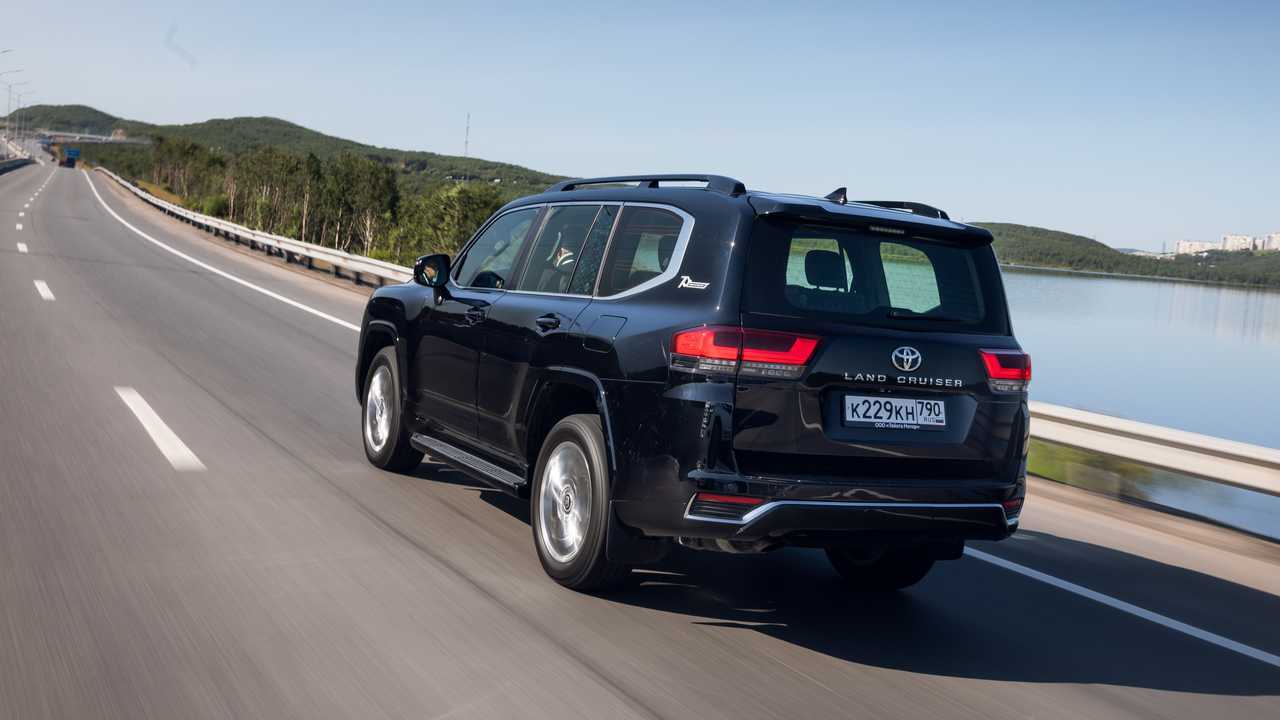 Черный Toyota Land Cruiser 300 70th Anniversary на шоссе