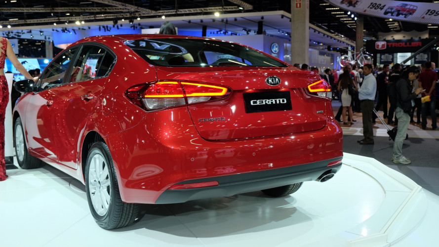 Salão do Automóvel: agora mexicano, novo Kia Cerato 2017 chega ao Brasil por R$ 76.990