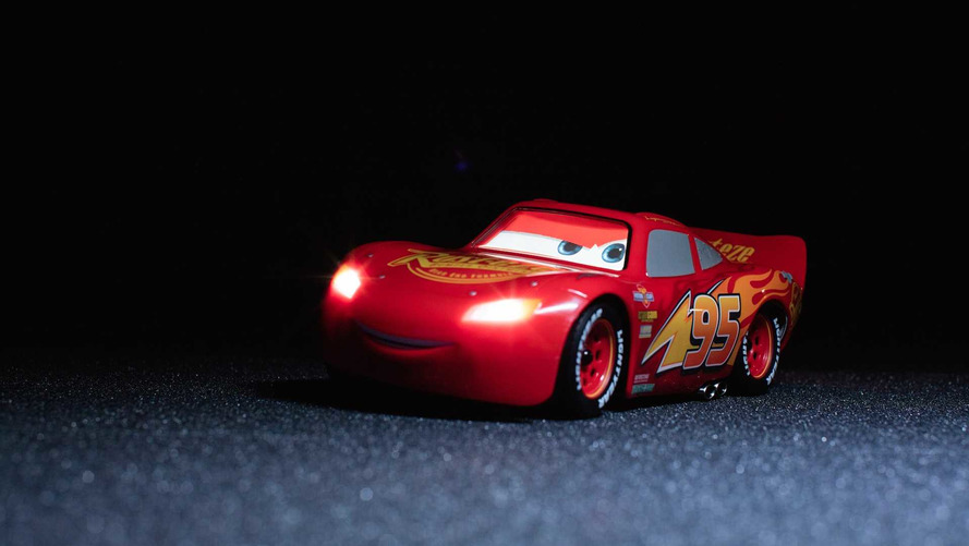 Akıllı telefonla kontrol edilen Şimşek McQueen R/C aracı