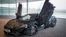 McLaren recouverte de plumes