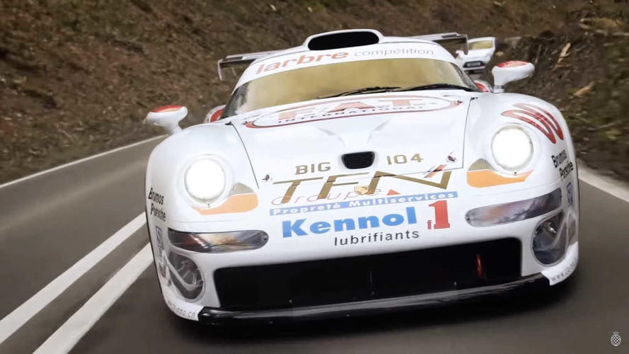 Porsche 911 GT1 yolda