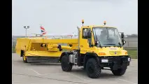 Helfer auf dem Flughafen