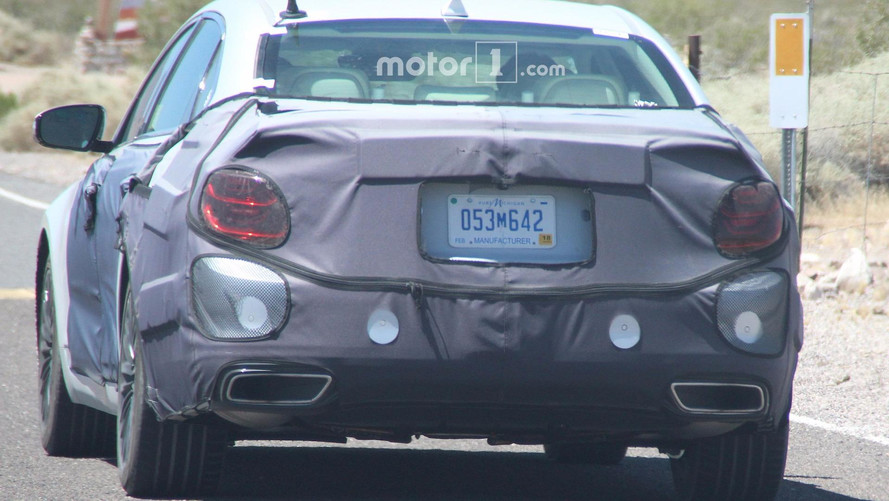 2019 Kia K900 Spy Photos
