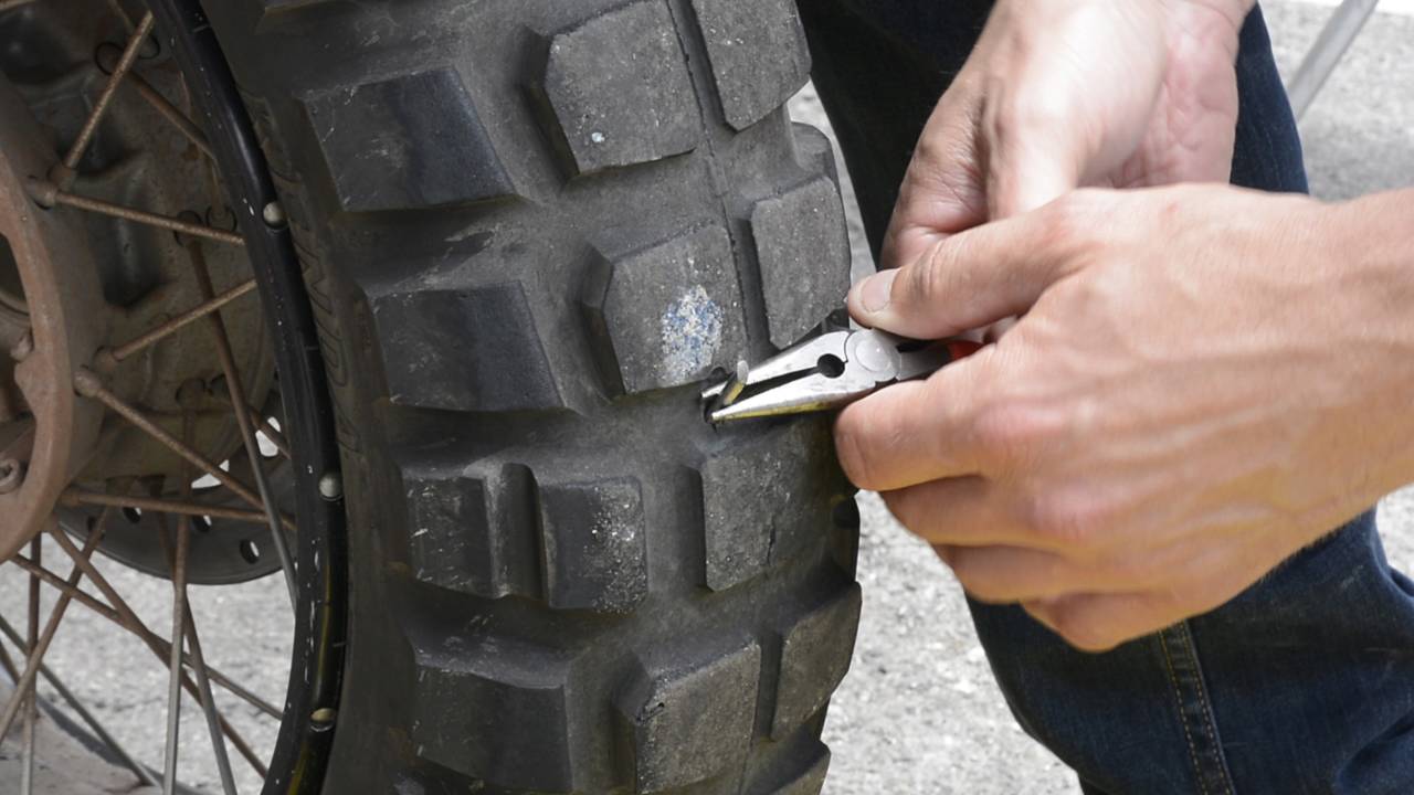 Video How to Plug a Tubless Tire