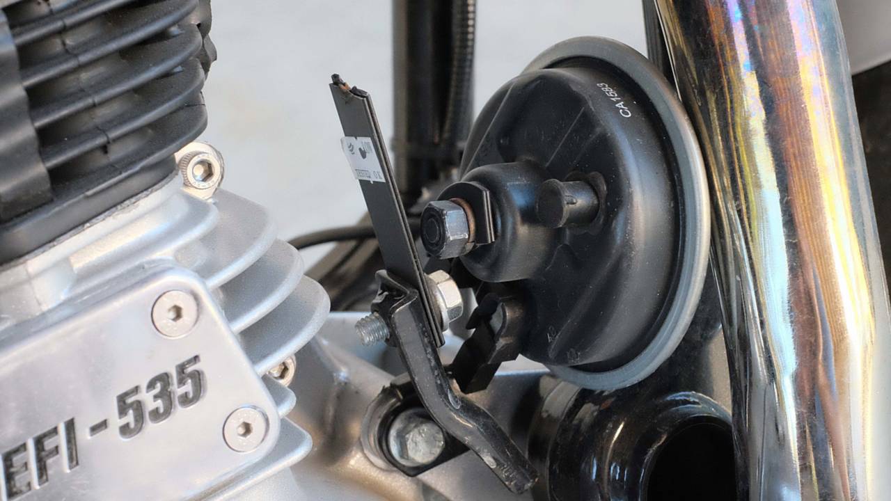 Both horn mounts snapped due to metal fatigue.