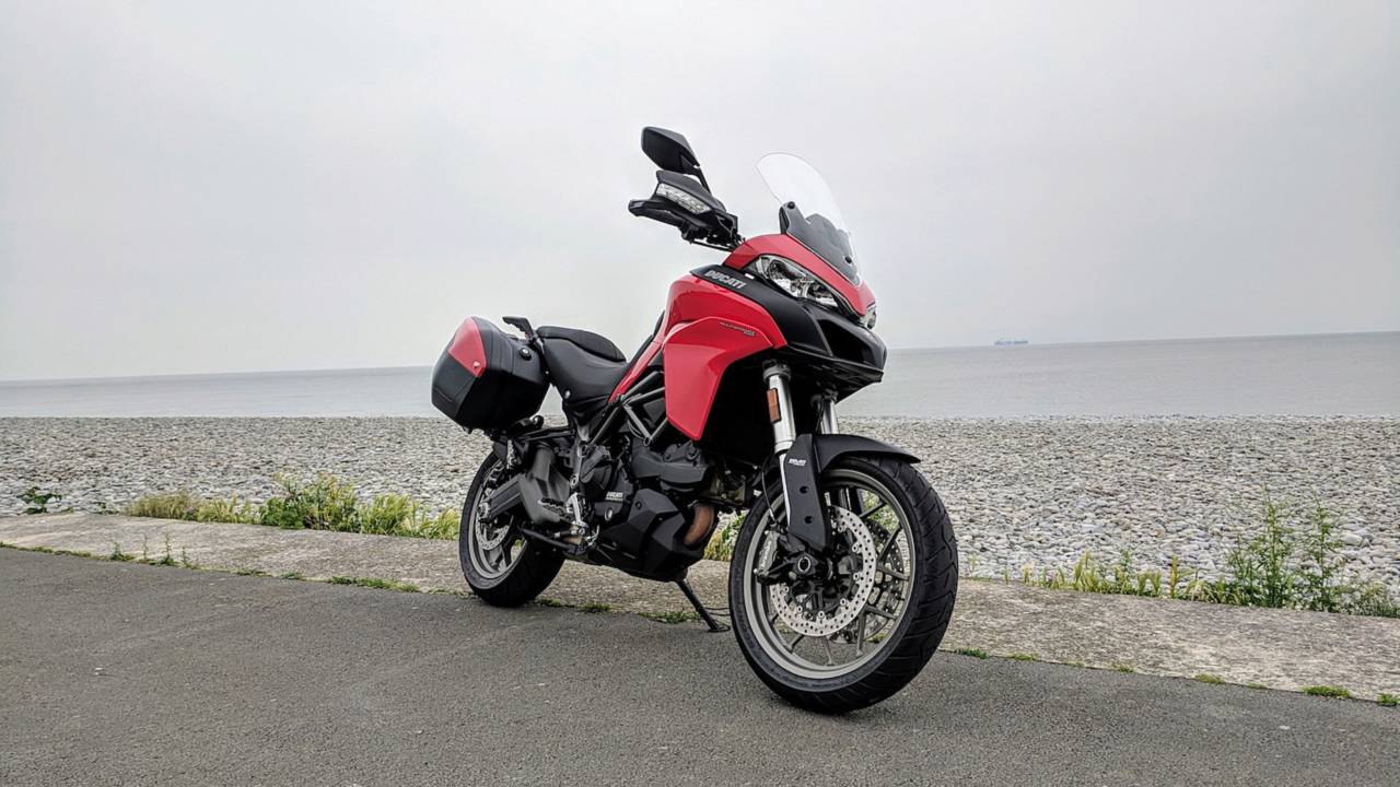 Brembo brakes are excellent – perhaps a little too good for the cushy front end.