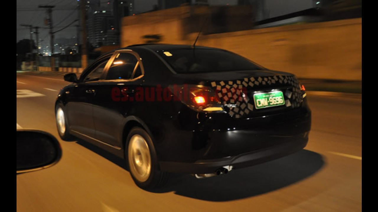 Flagra? Sedan chinês Roewe 550 é fotogrado camuflado em testes em São Paulo