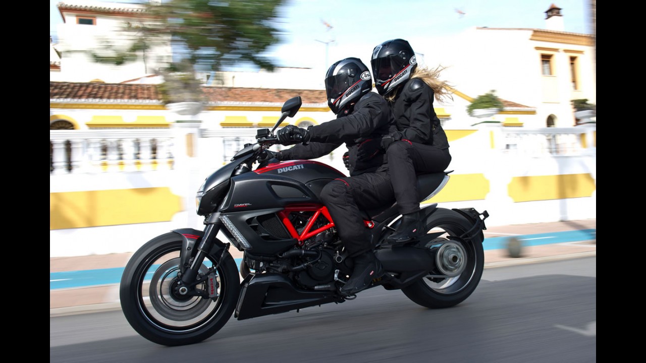 "Diavélica": Ducati Diavel alia ciclística custom e poderio de esportiva