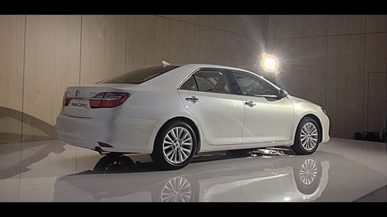 Toyota Camry 2015 com visual "menos sério" é revelado na Rússia