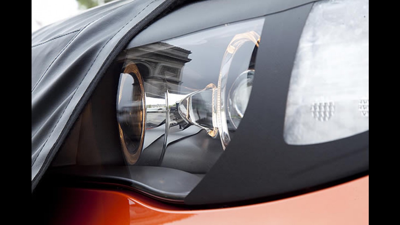 BMW aproveita Salão de Paris para expor Novo Série 1 M Coupé na rua