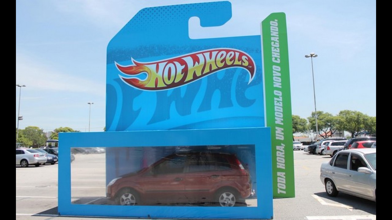 Hot Wheels transforma carro de verdade em brinquedo, em shopping de SP