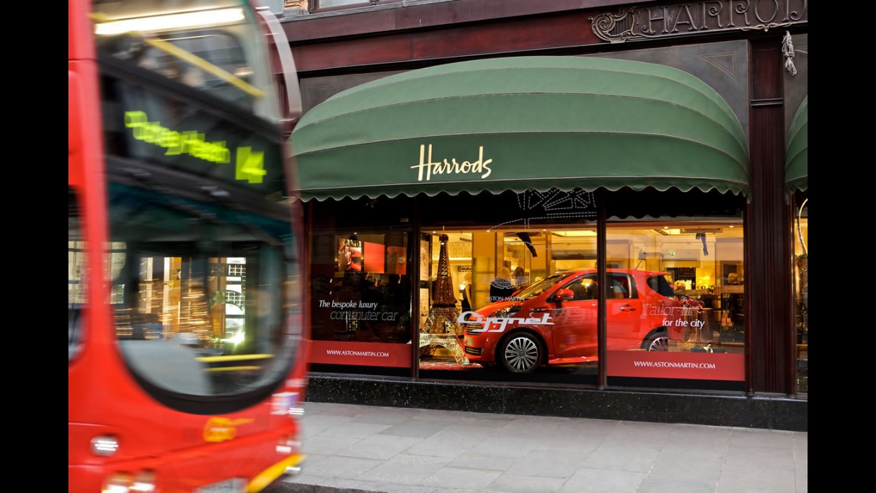 Aston Martin Cygnet faz sua estréia mundial na vitrine da loja de luxo Harrods