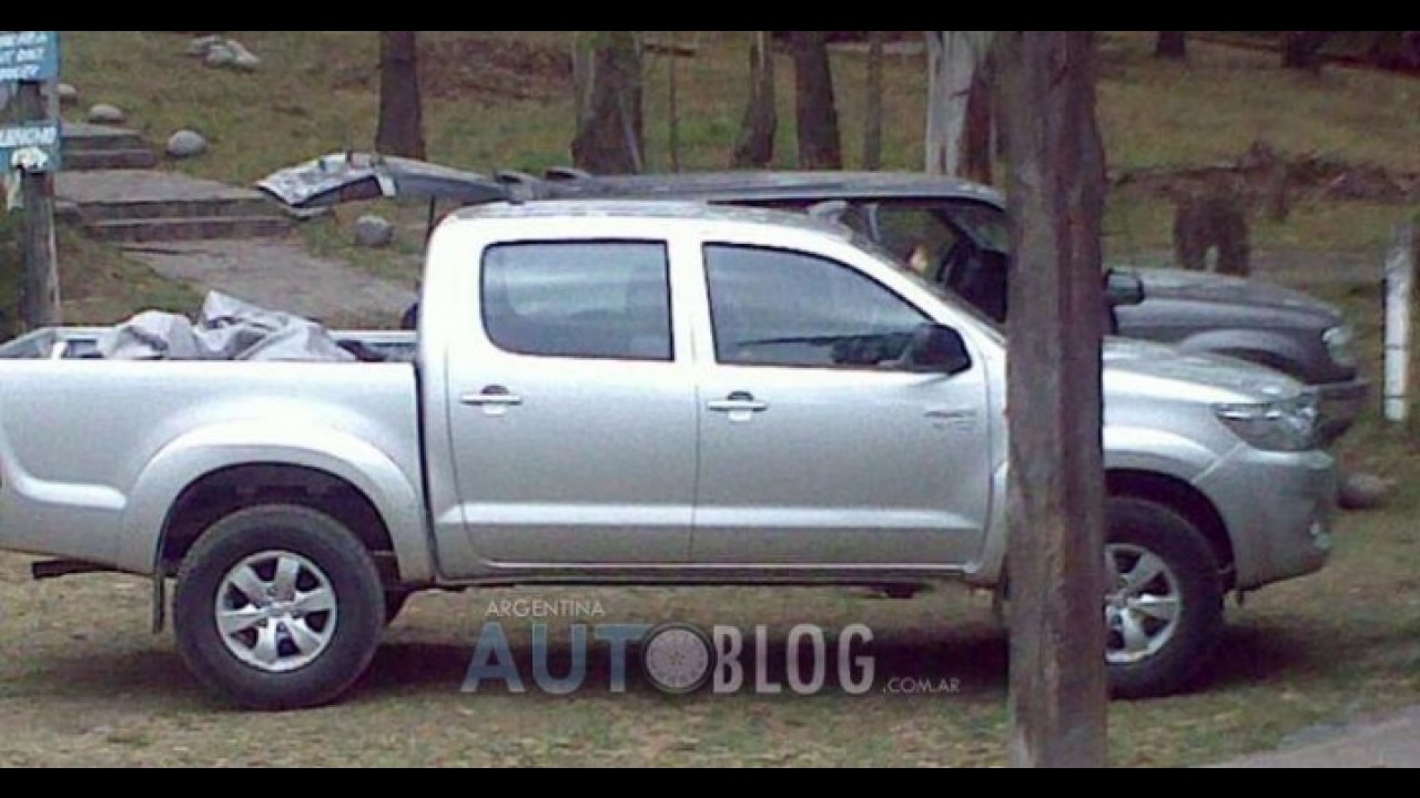 Toyota Hilux 2012 com visual reestilizado e motor flex já roda sem disfarces na Argentina