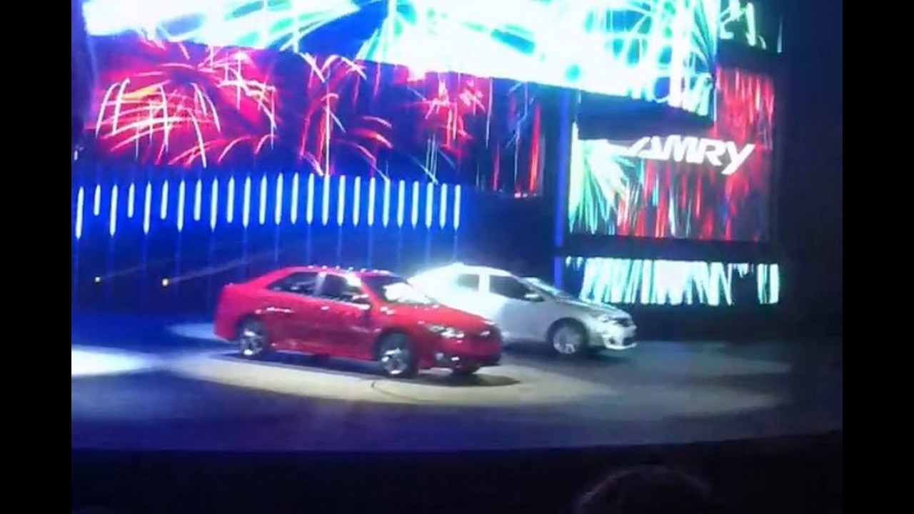 Primeiras imagens do Toyota Camry 2012 vazam durante apresentação