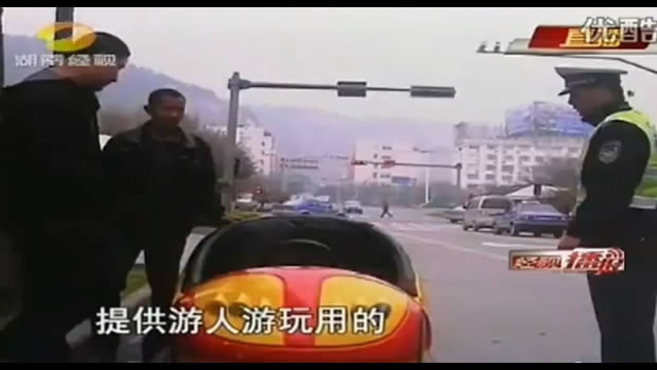 Inacreditável: chinês dirige carrinhos de bate-bate no meio de uma avenida