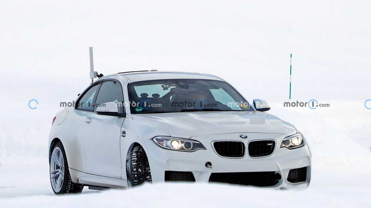 BMW M2 Elettrica, le foto spia