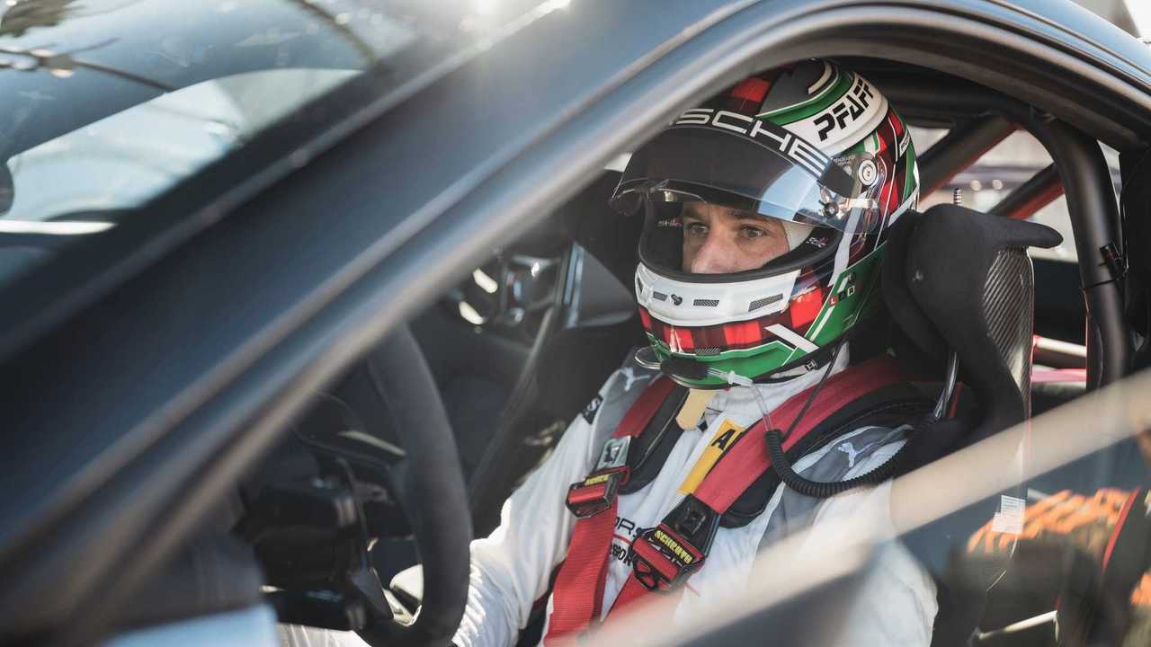 La Porsche 911 GT2 RS con kit Manthey Performance fissa il record al Nurburgring