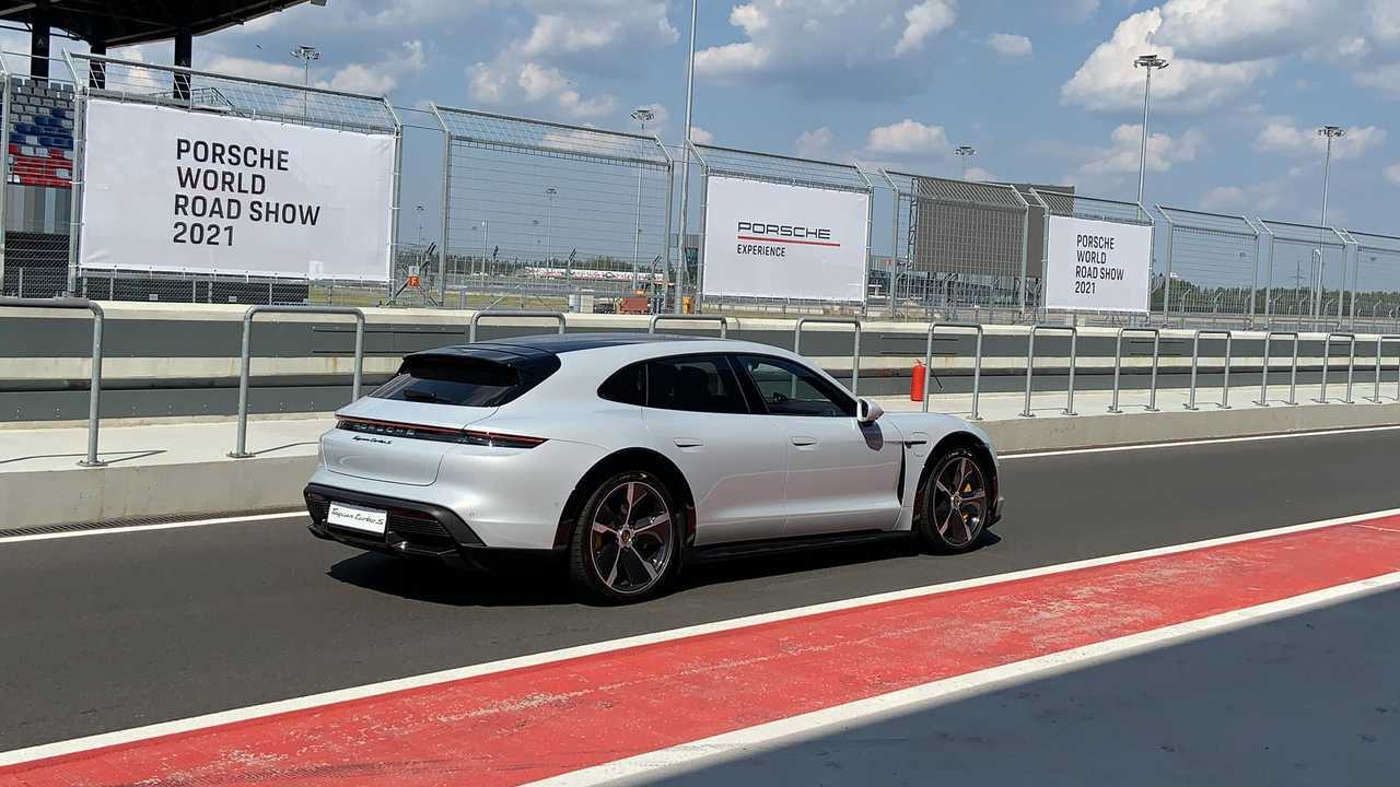 Porsche Taycan Cross Turismo на пит-лейне трассы «Игора Драйв»
