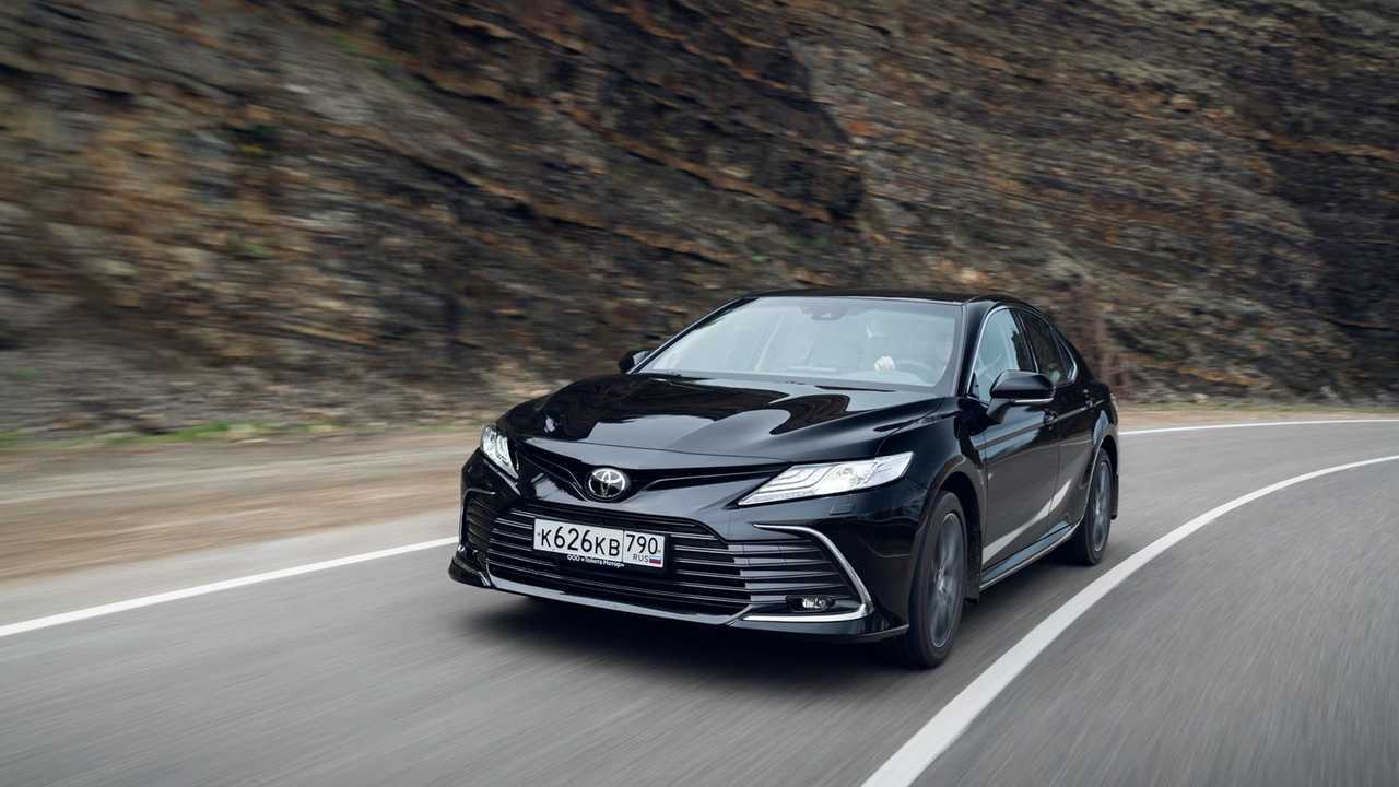 Обновленный седан Toyota Camry (в три четверти спереди)