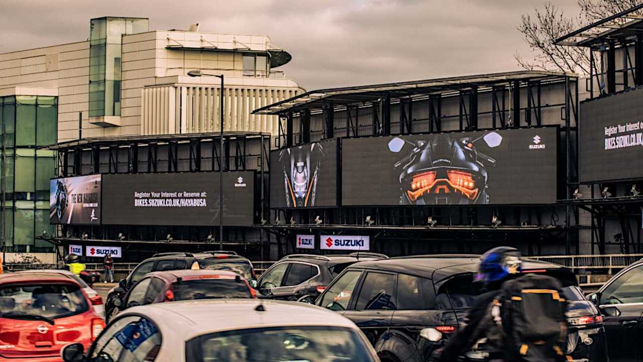 Suzuki Cromination Billboard UK with traffic