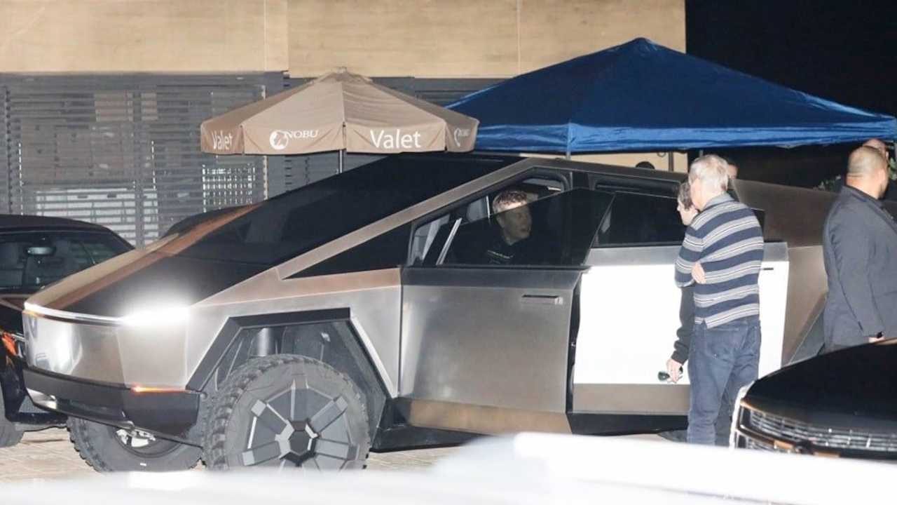 Elon Musk a cena fuori con la Tesla Cybertruck