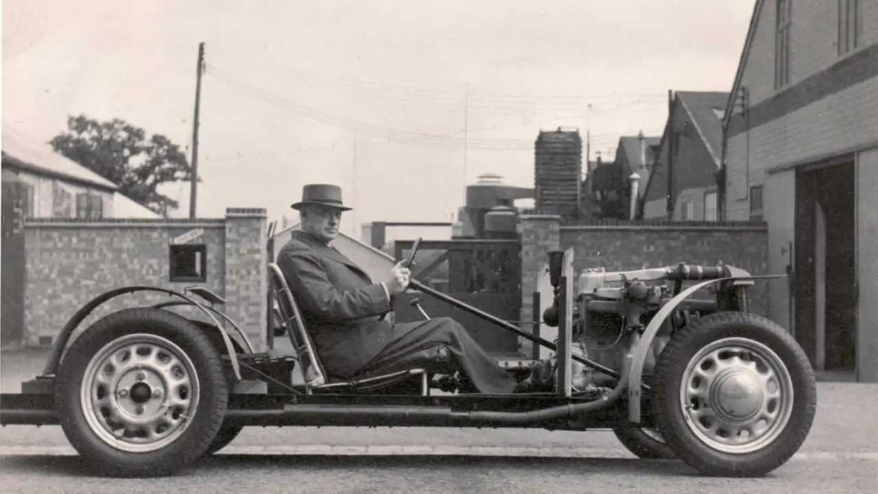 ARCHIVE HFS Morgan at Pickersleigh Road with 4-4 experimental chassis, 1945