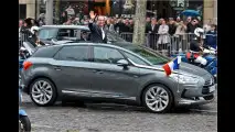 Sarkozy-Nachfolger François Hollande fährt lieber mit etwas kleineren Autos. Hier winkt der Präsident aus dem eigens für ihn geöffneten Citroën DS5 Hybrid.