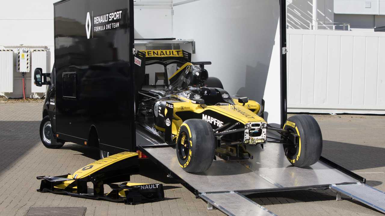 ¿Entra un Renault F1 dentro de una furgoneta?