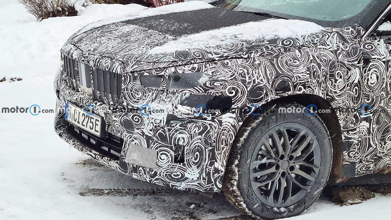 Nuova BMW iX1, le foto spia dell'elettrica in prova in Italia