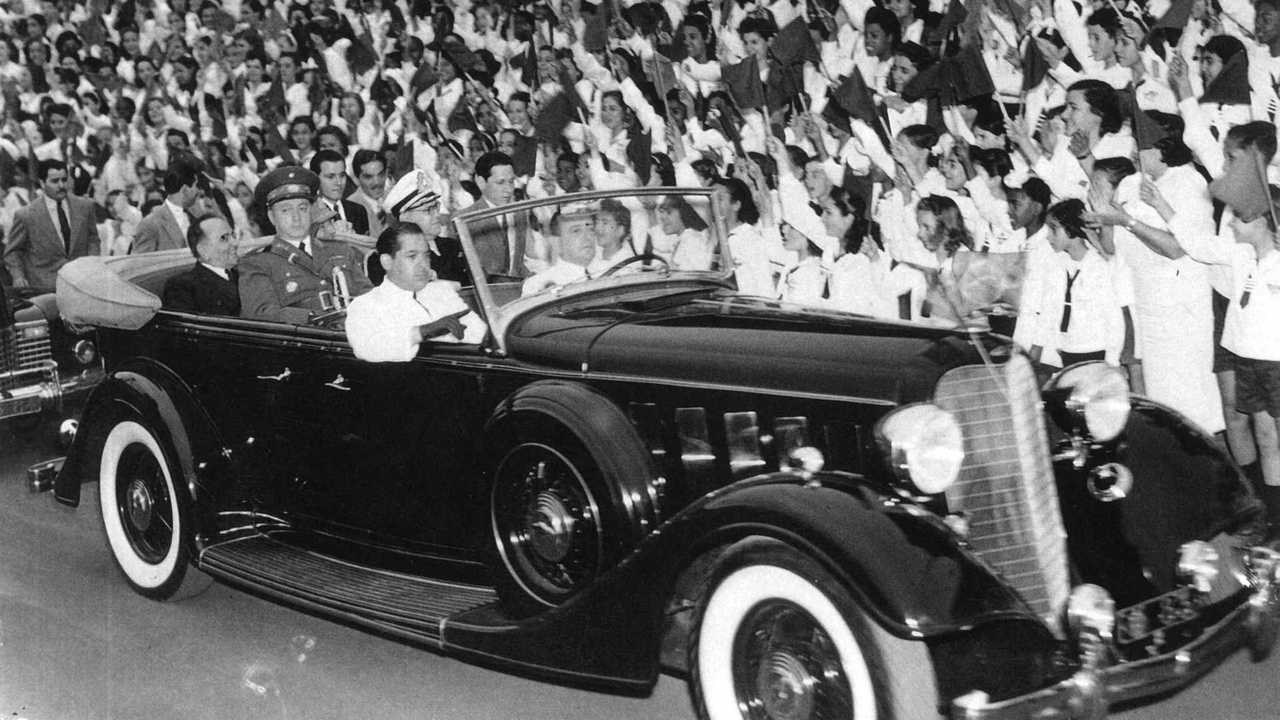 Getulio e o Lincoln 1934 dão a volta olímpica em São Januário