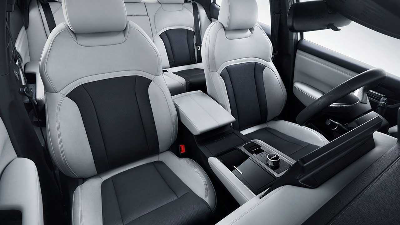 Интерьер Mitsubishi Airtrek