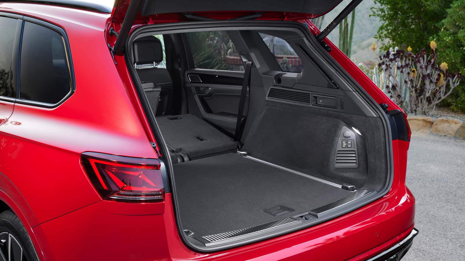https://cdn.motor1.com/images/mgl/ojBEyL/s1/volkswagen-touareg-r-line-2023.jpg