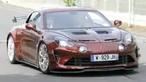 Le foto spia di una nuova versione dell'Alpine A110
