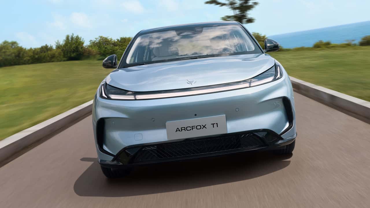 BAIC ARCFOX T1 chega ao Brasil por R$ 129.900 e roda até 283 km para brigar com a BYD
