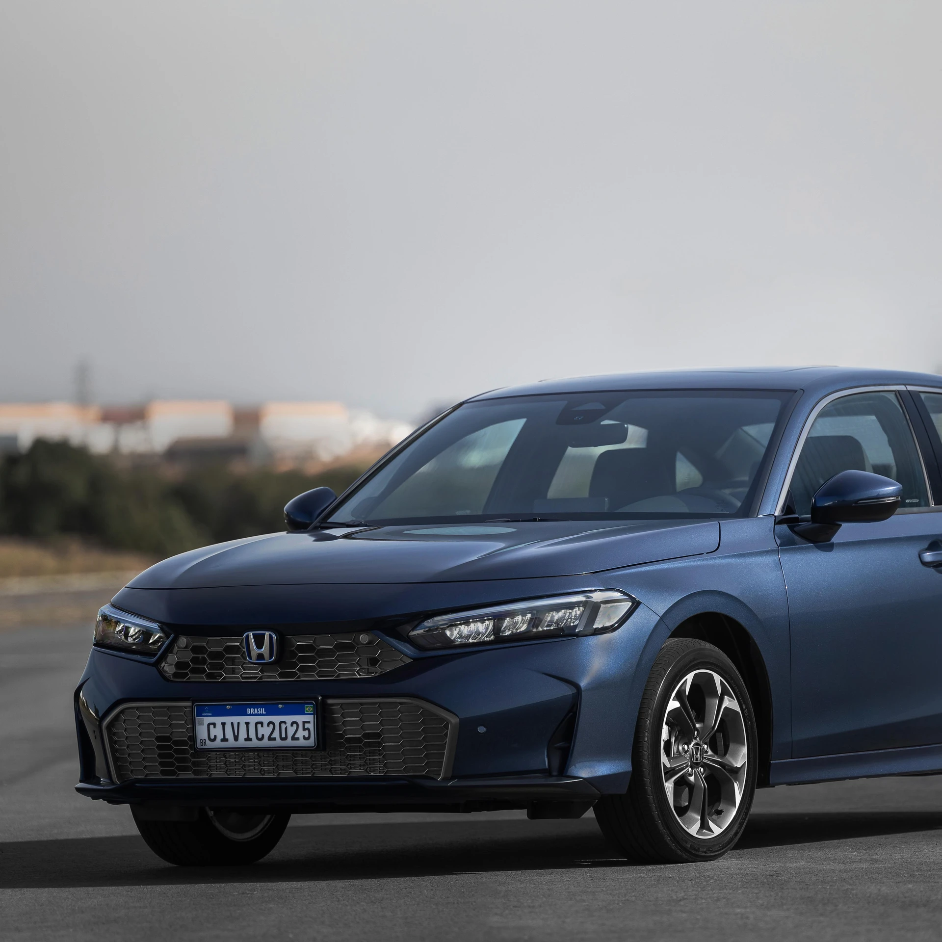 Honda lança novo Civic híbrido 2026 reestilizado sem mexer no preço