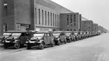 Fertige Kübelwagen (Typ 82) im Volkswagen-Werk Wolfsburg nach der Befreiung 1945