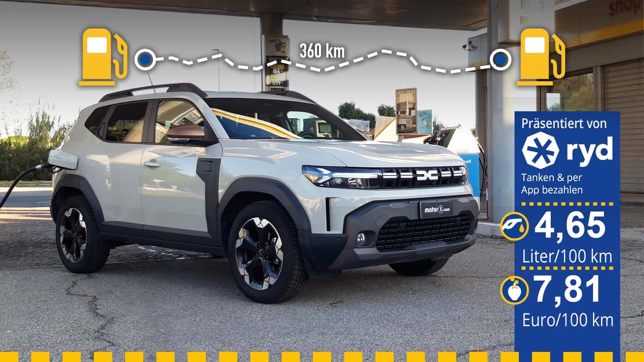 Der getestete Dacia Duster an der Tankstelle