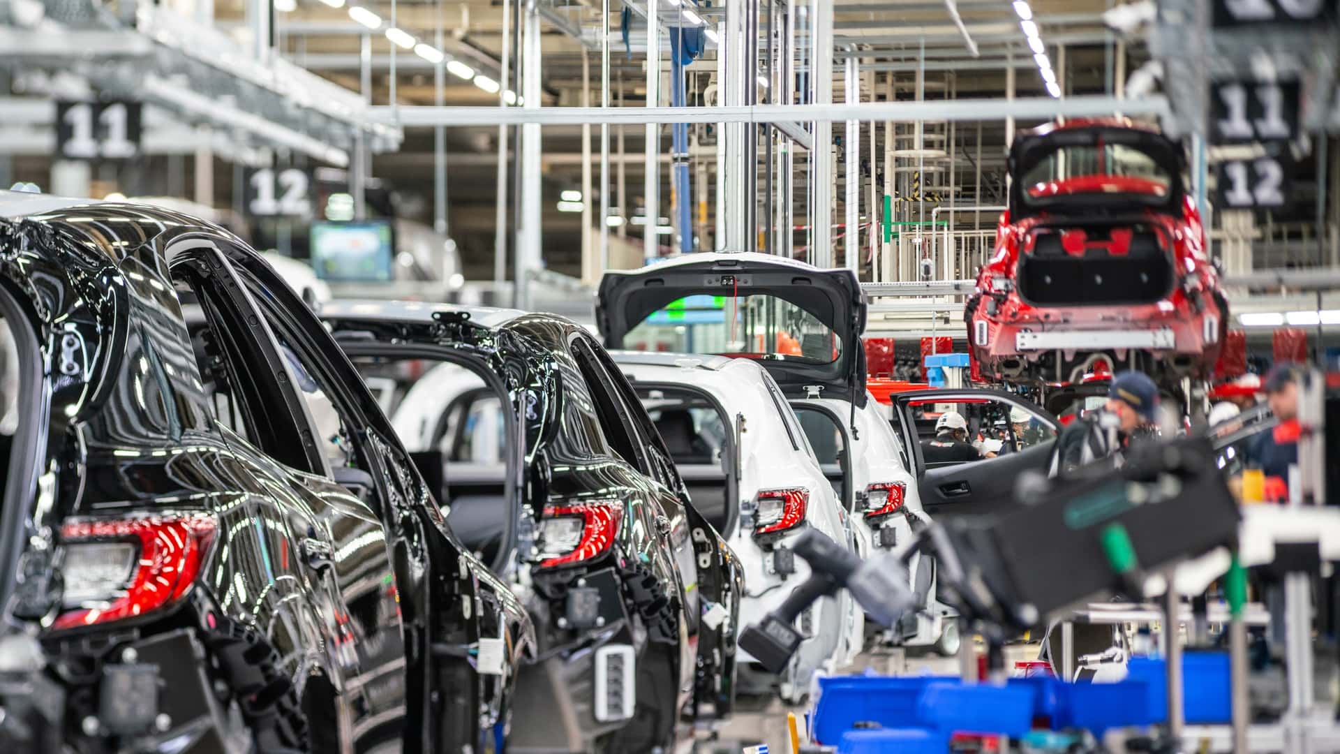https://cdn.motor1.com/images/mgl/ojJN90/s1/toyota-gr-corolla-uk-plant-tour.jpg