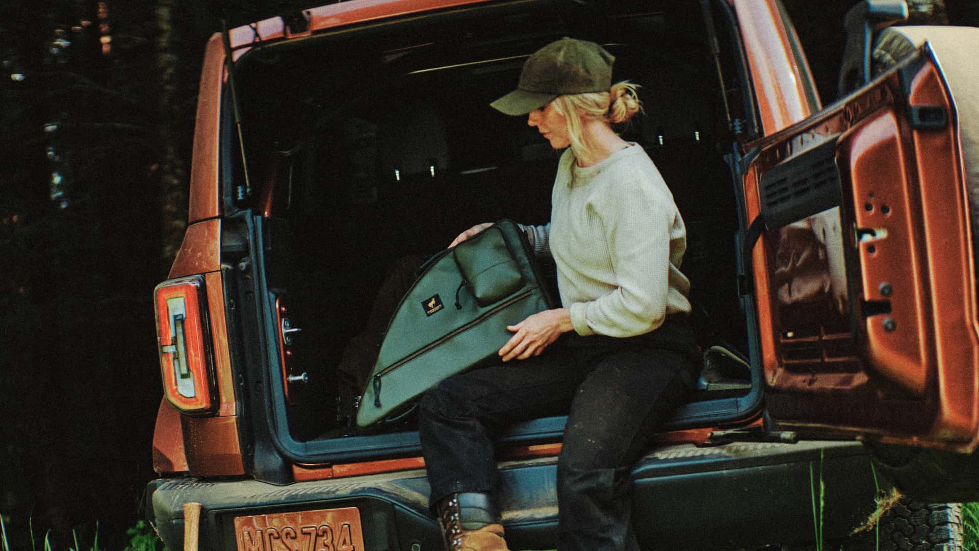 https://cdn.motor1.com/images/mgl/ojJrj0/s1/2027-ford-bronco-filson-first-edition.jpg