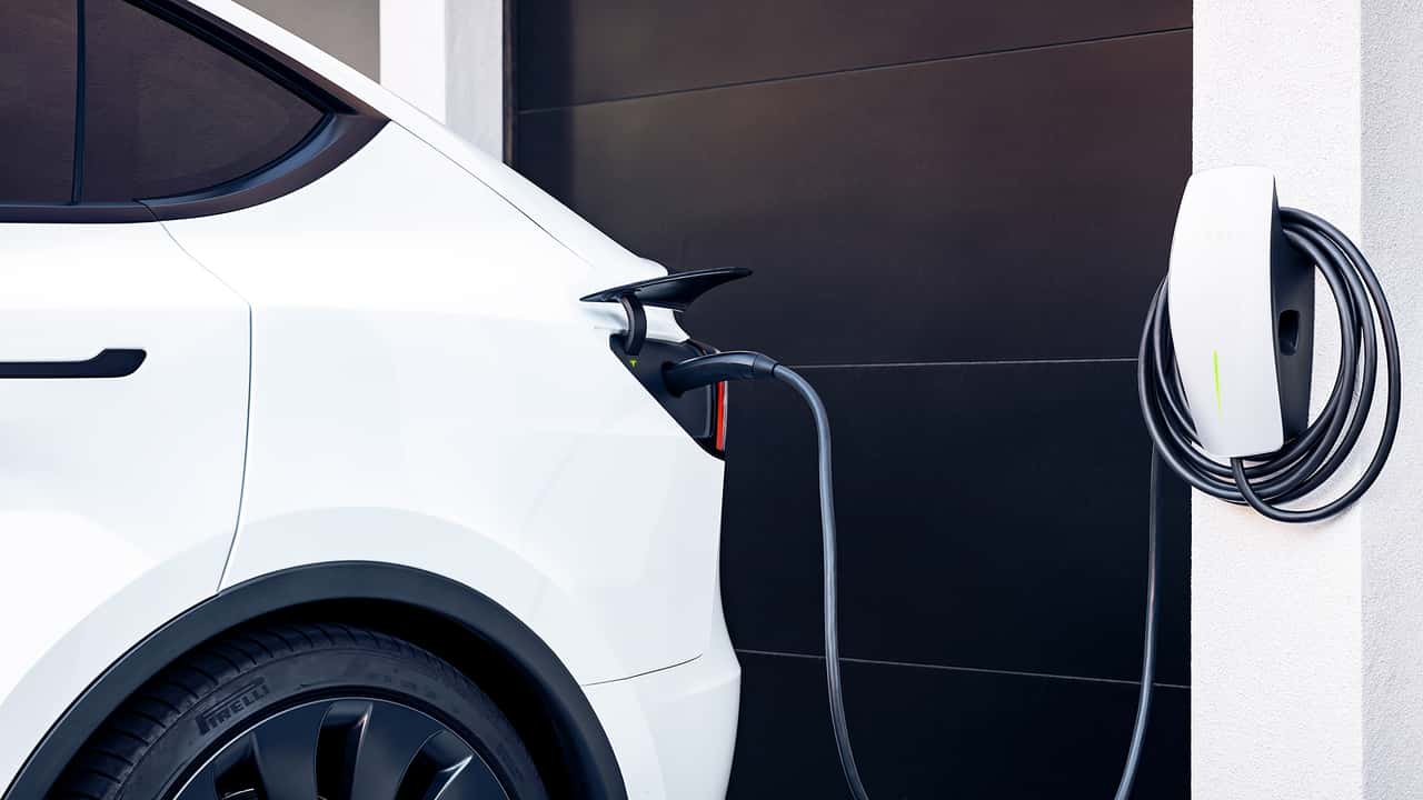 Auto elettrica in ricarica domestica