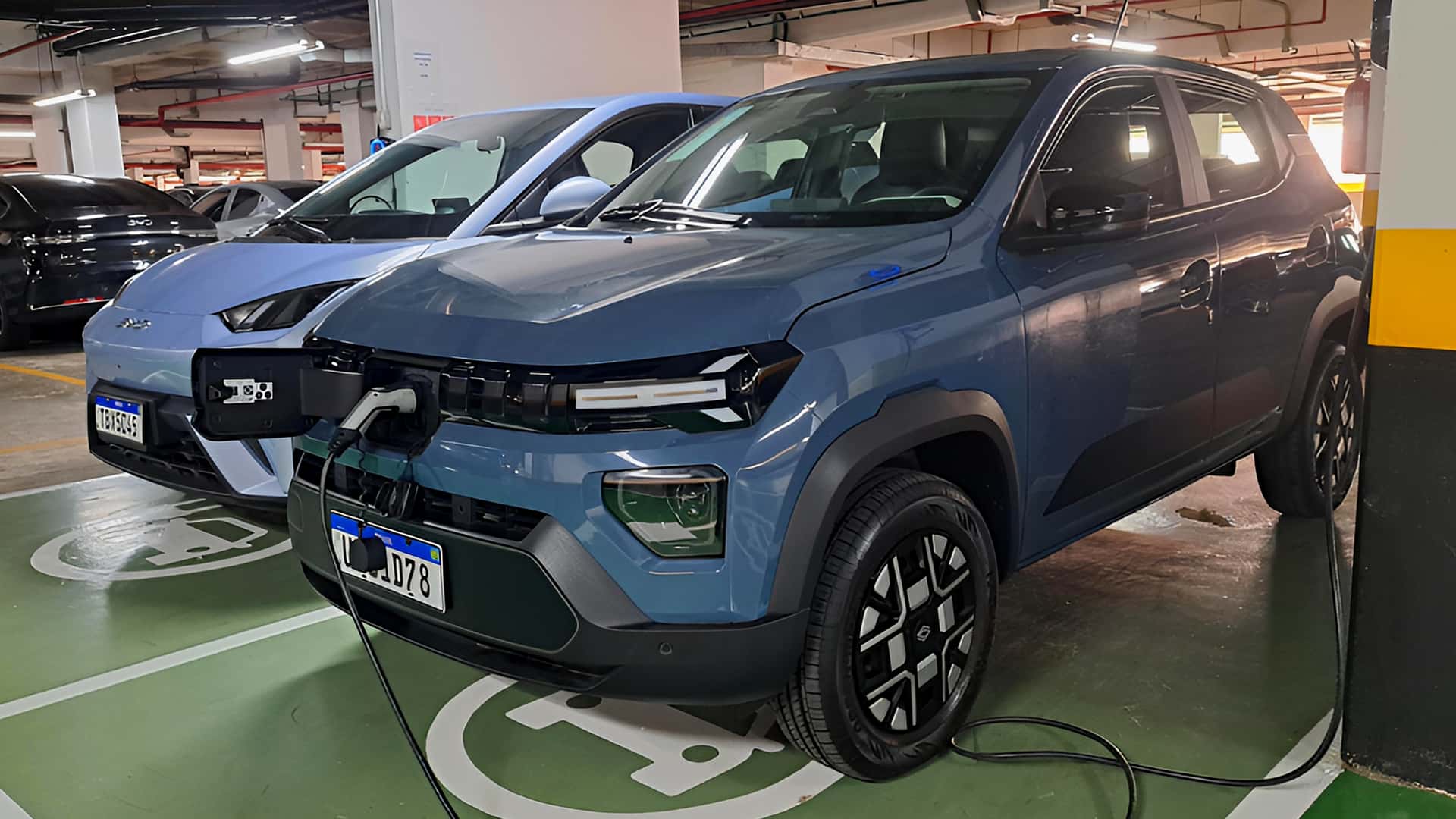 Brasil discute multa para carro elétrico parado após fim da recarga