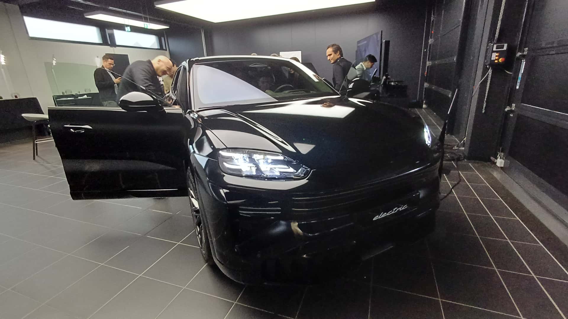 porsche-cayenne-electric-beim-technik-workshop-in-leipzig.jpg