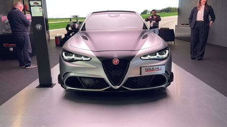 Alfa Romeo Giulia Quadrifoglio Luna Rossa al Salone di Bruxelles 2026