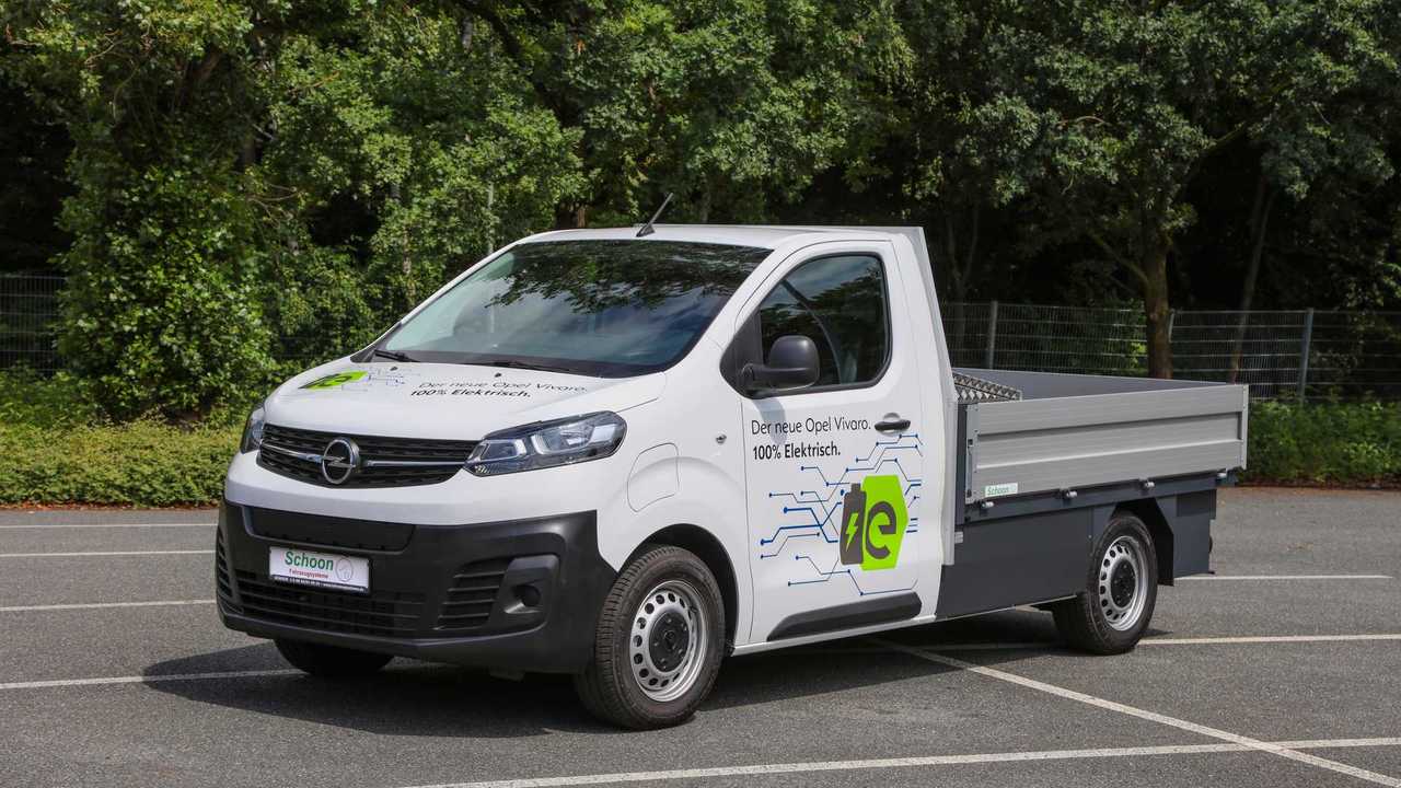 Opel Vivaro-e nun auch mit Pritschen-Ladefläche